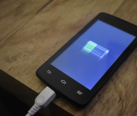 Mi móvil carga lento: trucos para solucionarlo